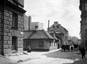 Luntmakargatan söderut från nr 62 (nuv 92). Tidpunkt: någon gång 1887-1907. Källa: Stockholms stadsmuseeum. Fotograf: Kasper Salin.