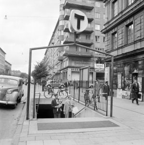 Sveavägen, Rådmansgatans tunnelbanenedgång. Tidpunkt: 5 augusti 1957. Källa: Stockholms stadsmuseum. Fotograf: okänd.
